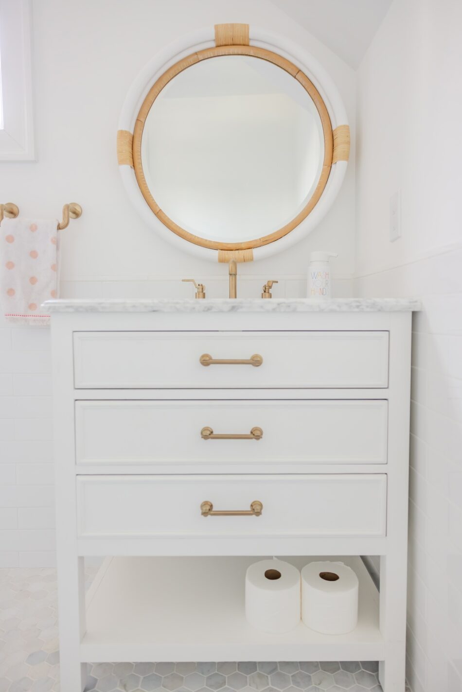 bathroom-design-white-vanity-drawer-storage