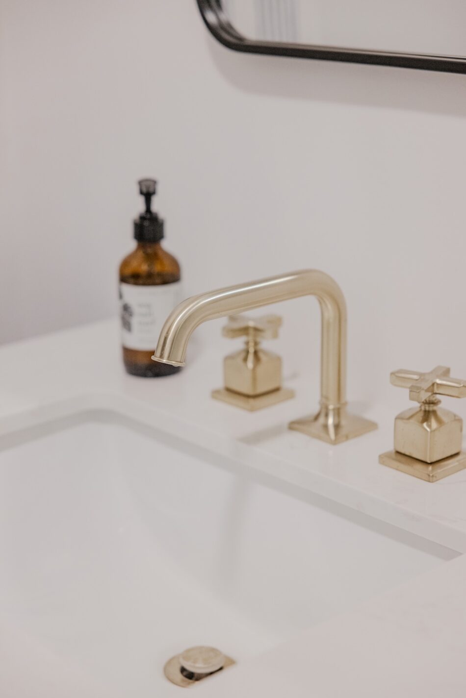 bathroom-sink-faucet-detail