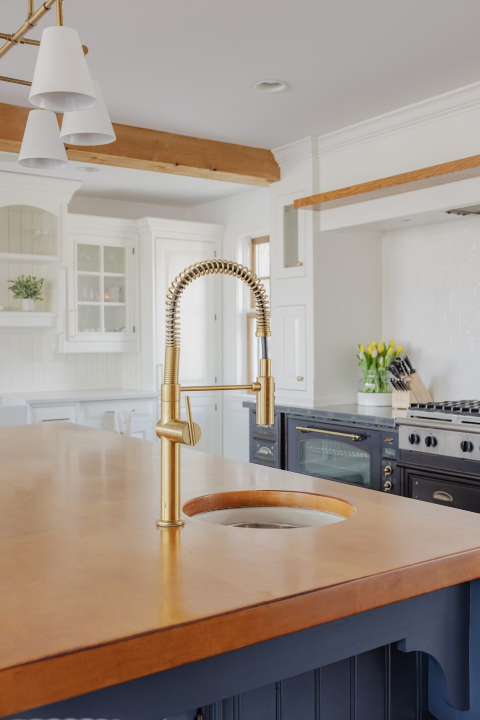kitchen-island-detail-rebecca-staub-staging-and-design