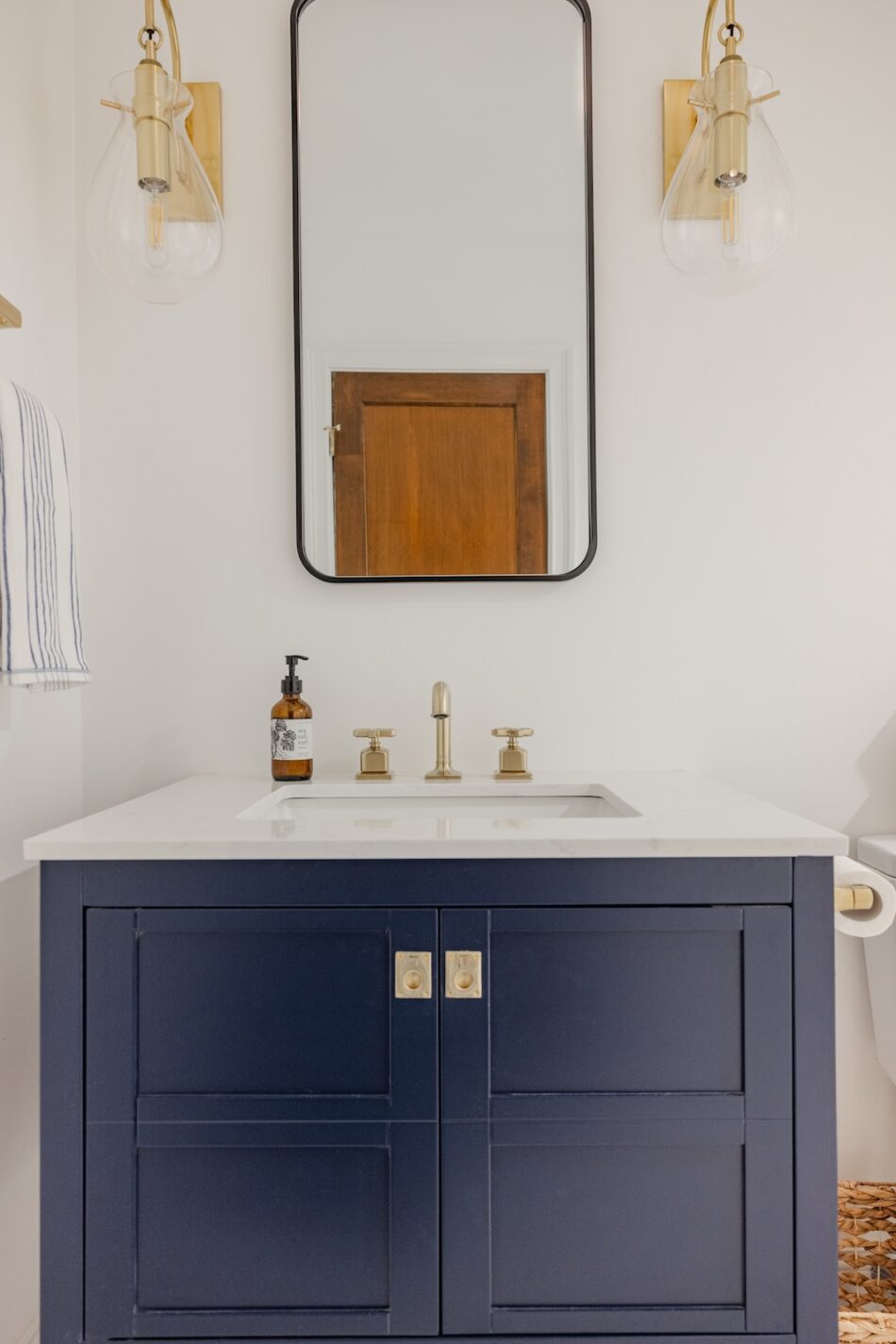 powder-room-interior-design-rebecca-staub-staging-and-design