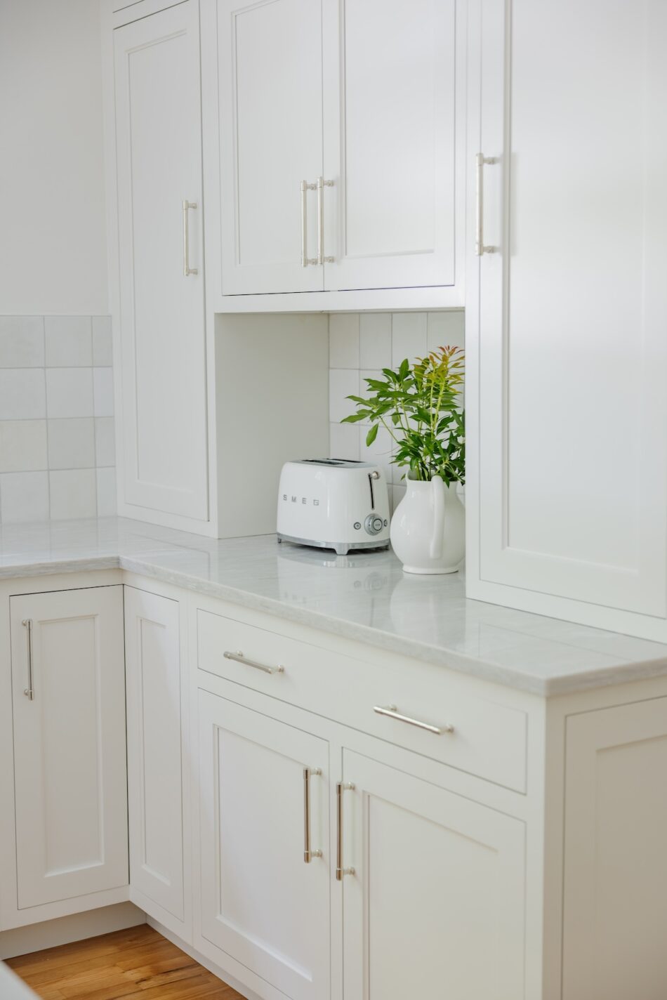 kitchen-design-smeg-toaster-white-cabinets
