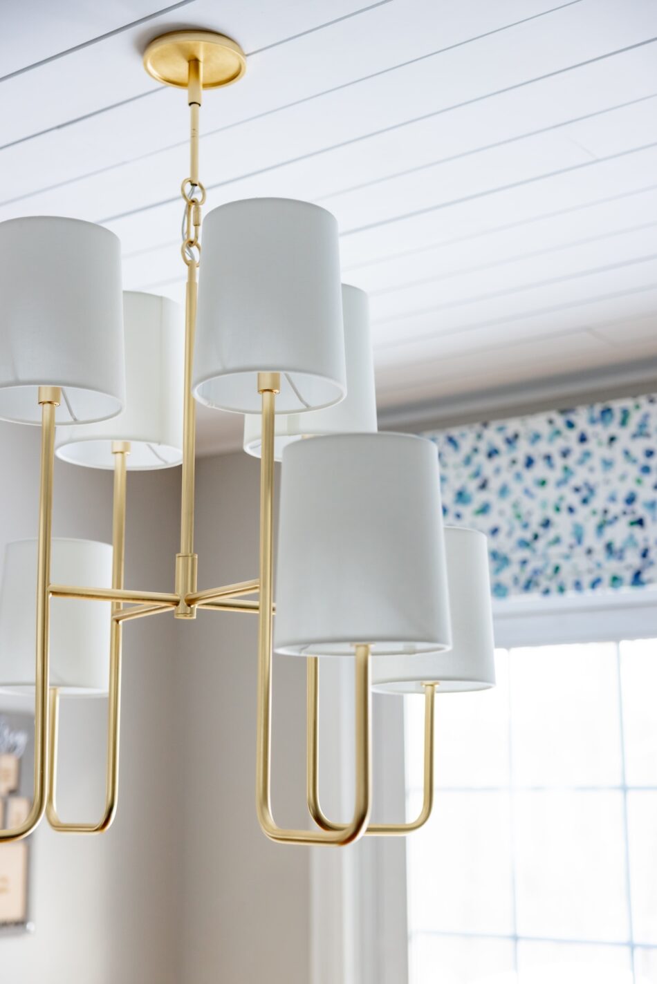 dining-table-chandelier-detail-gold-white