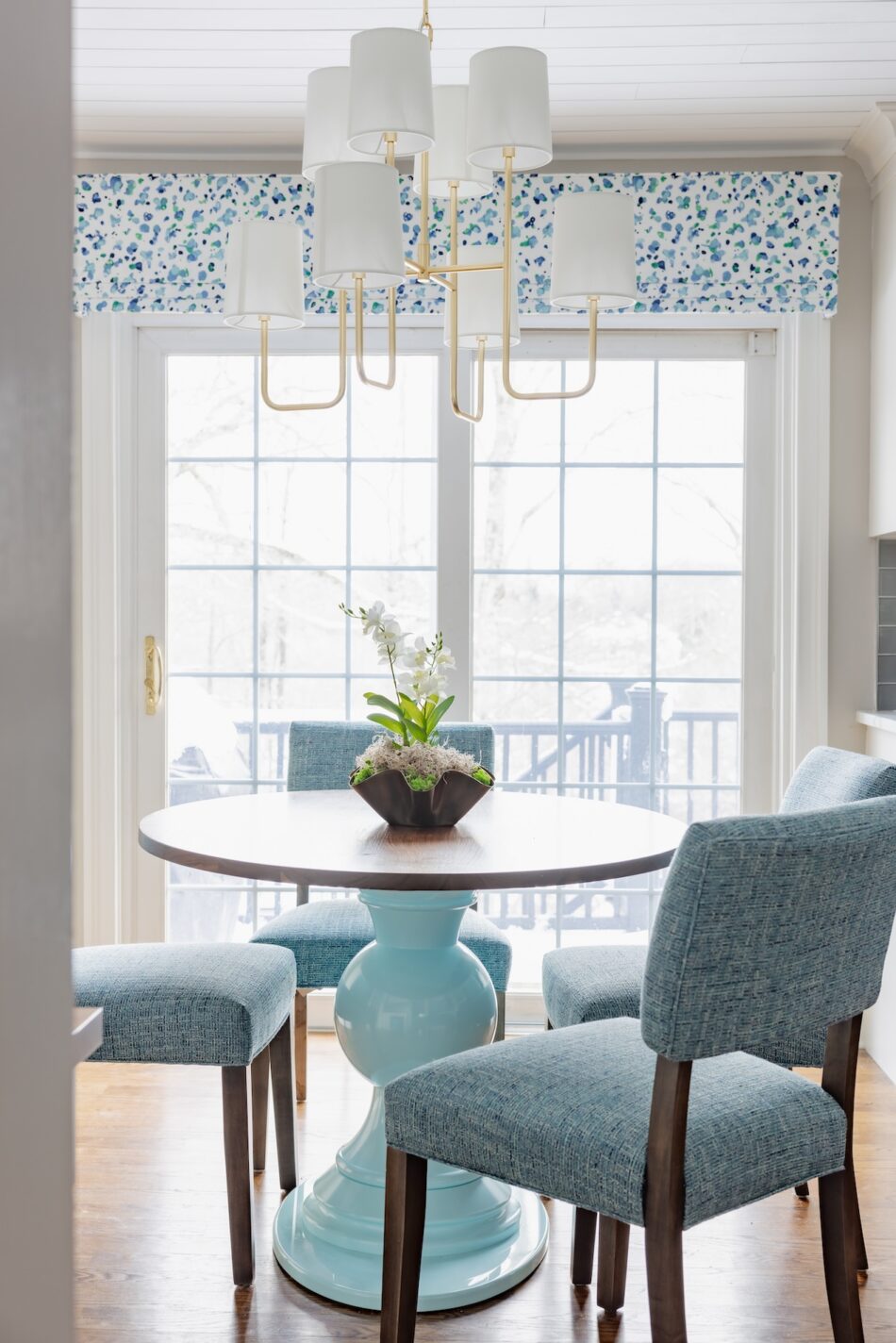 dining-table-with-chandelier-rebecca-staub-staging-and-design