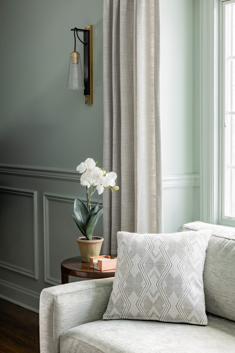 living-room-furnishings-rebecca-staub-staging-and-design