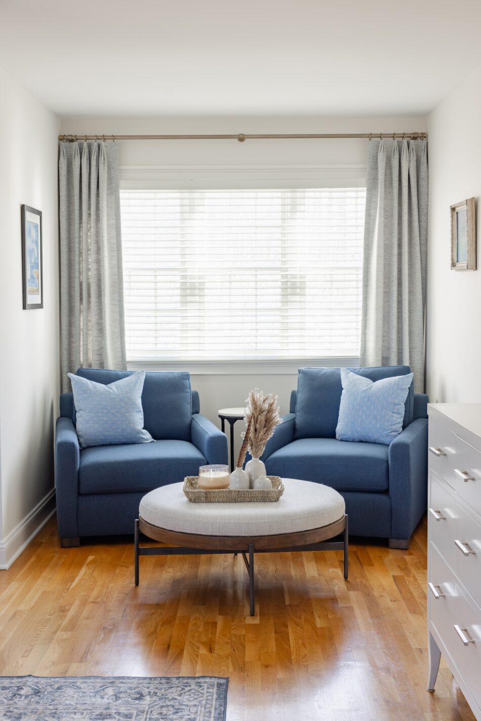 bedroom-accent-chairs-blue-accent-pillows
