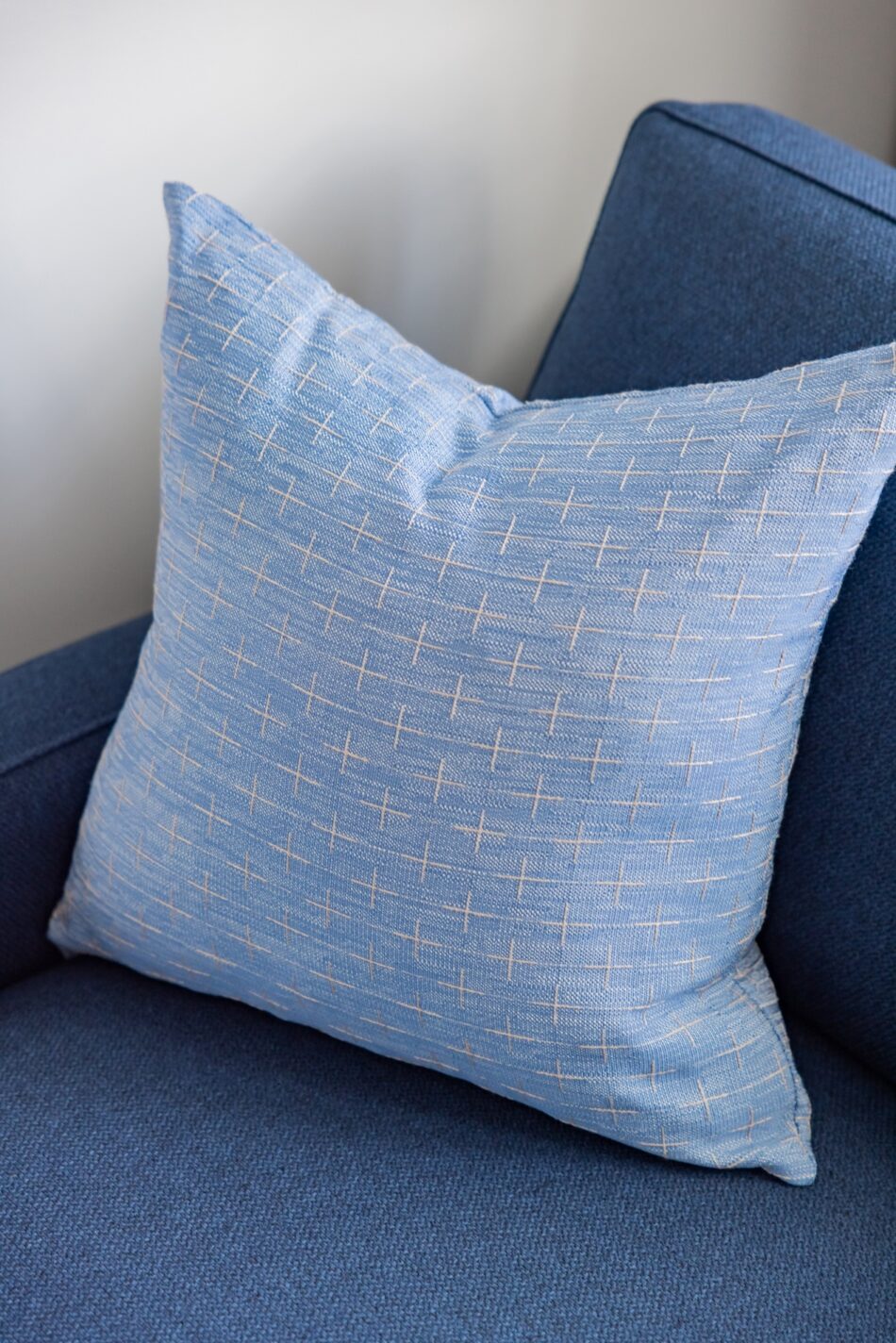 blue-accent-pillow-primary-bedroom-design