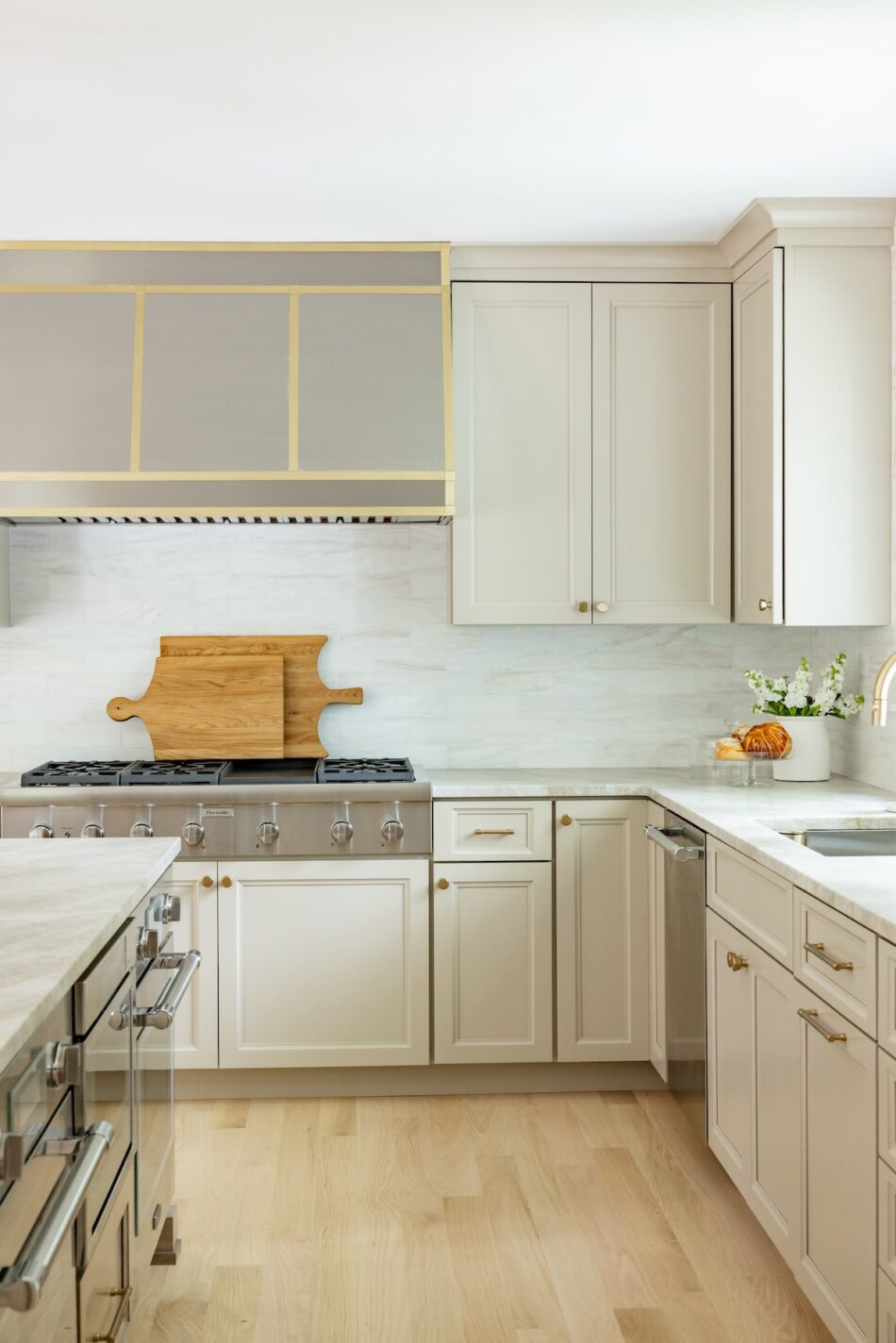kitchen-design-beige-cabinetry