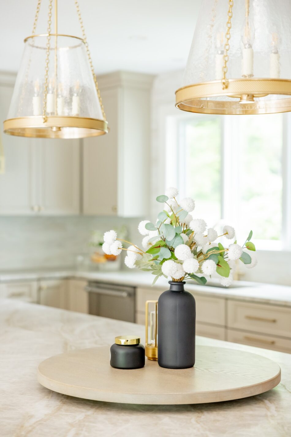 lazy-susan-on-kitchen-island-with-black-vase